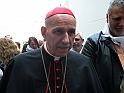 La Santa Sindone - Il Cardinal Poletto si intrattiene con i pellegrini_20
